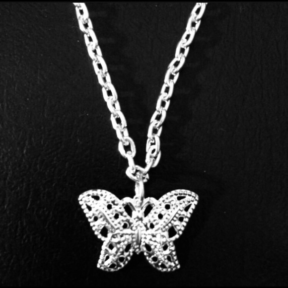Butterfly Necklace 16”-18” NEW ⭐️ - Picture 2 of 3